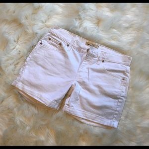 Gap 5” White shorts